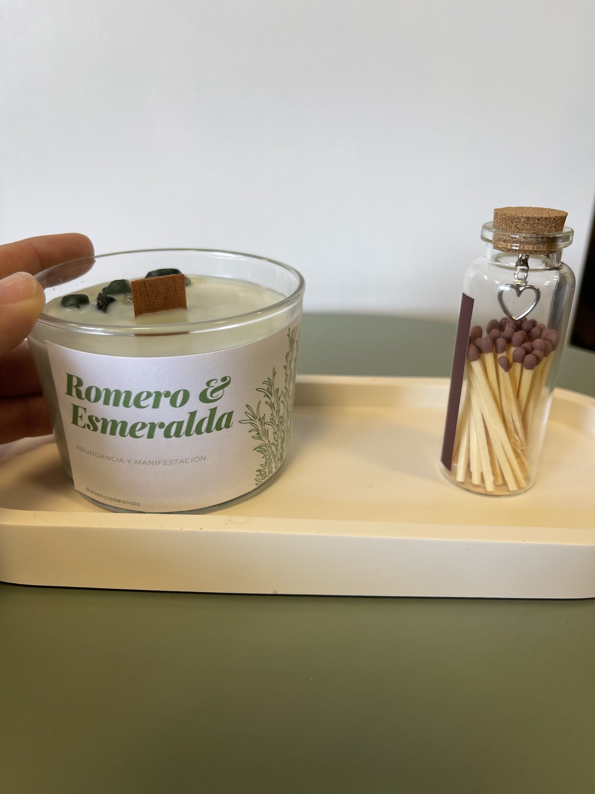 Vela aroma romero con esmeraldas. - 2